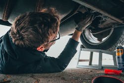 1671737882654 Rsz Manfixingvehicleengine2244746 1671737882654 Rsz Manfixingvehicleengine2244746