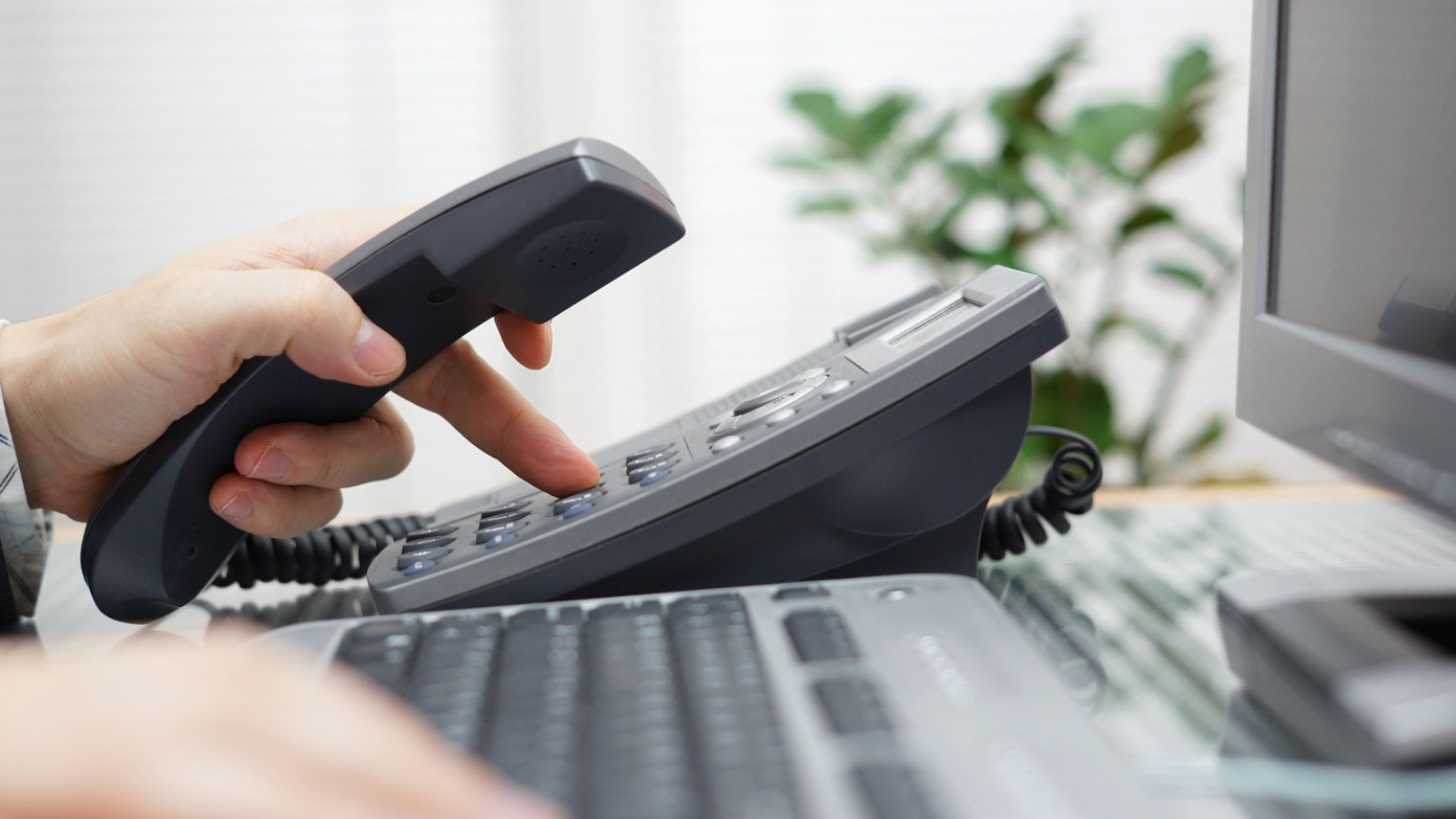 A service advisor prepares to make a phone call to a customer.