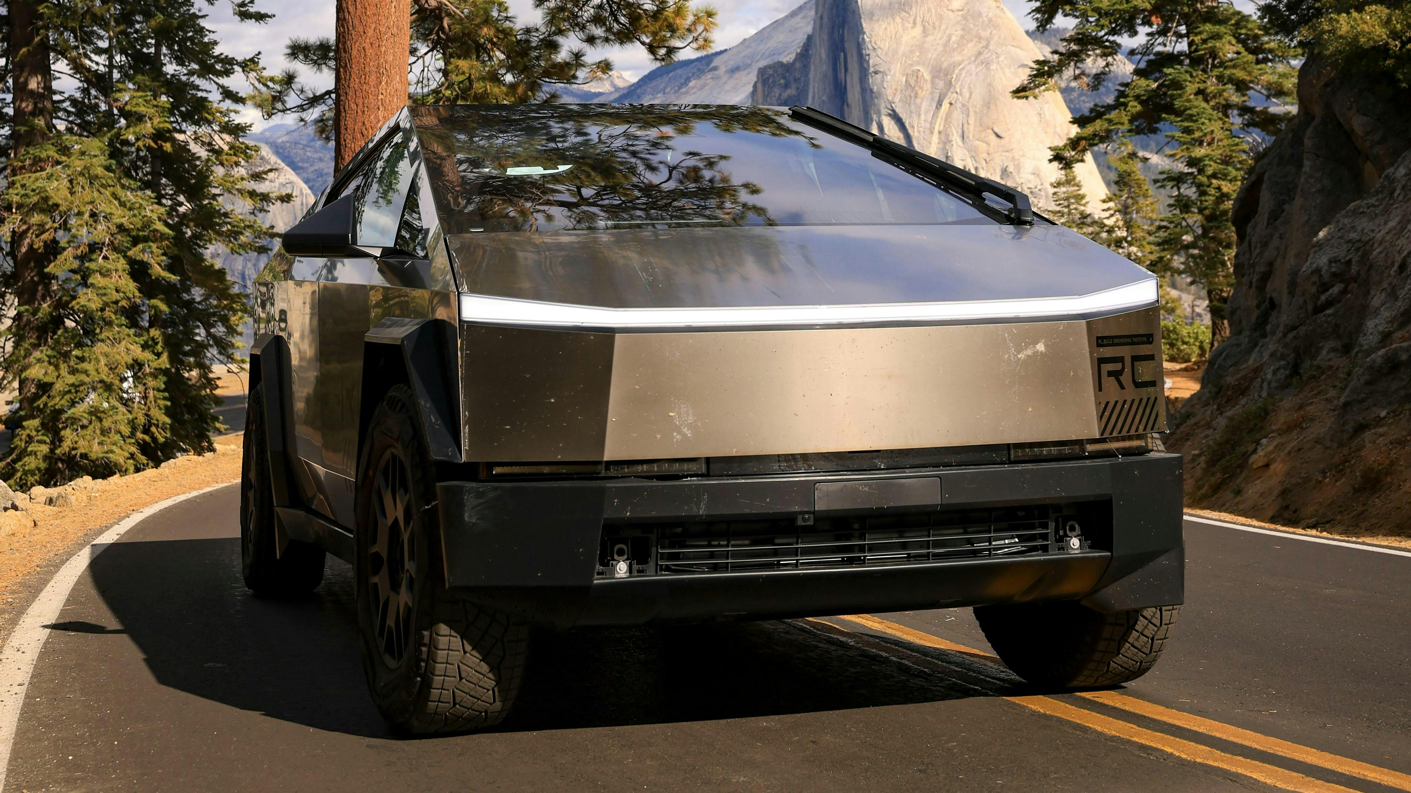 67759c4898c8cc81513022cb Cybertruck2