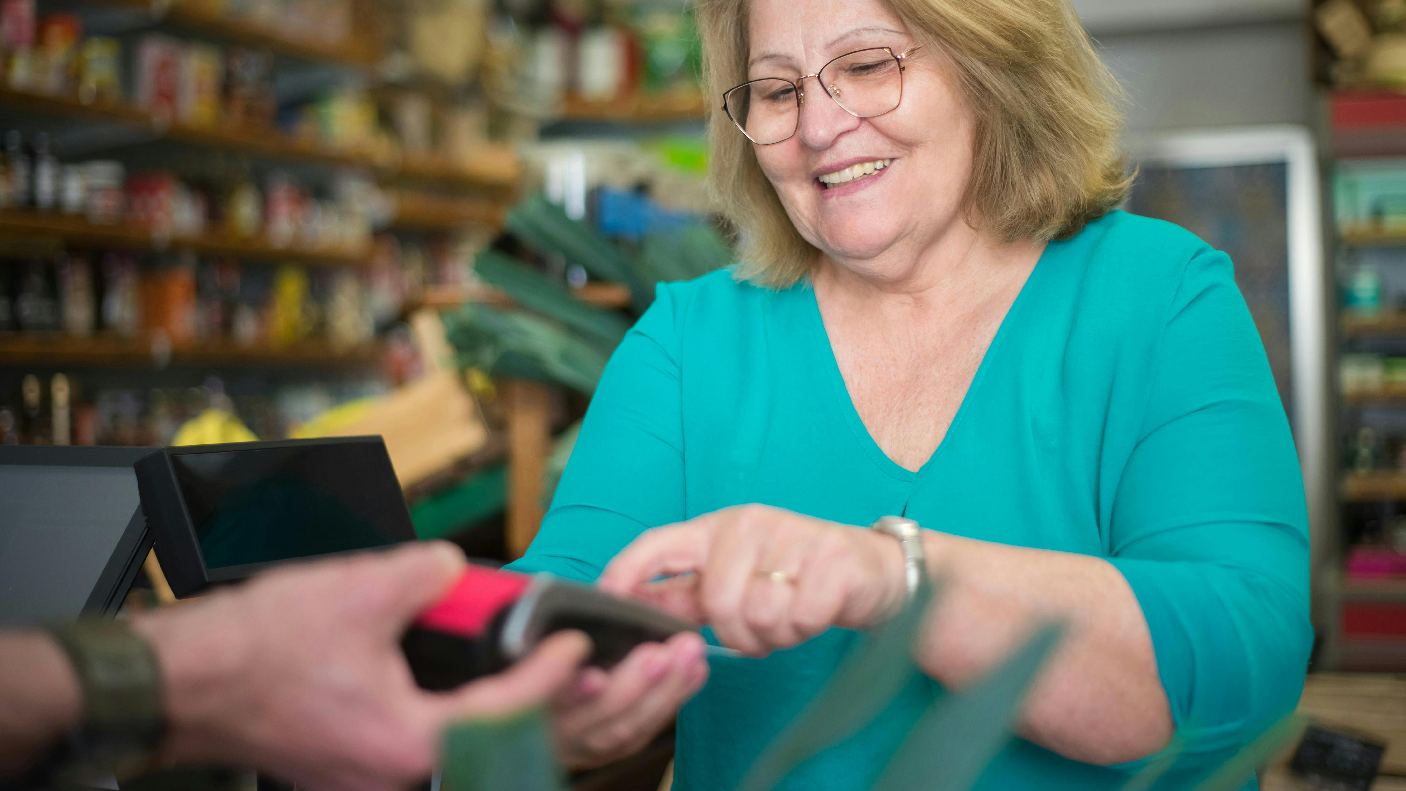 67d900b7bf3628d7ad4de899 Helping Customer